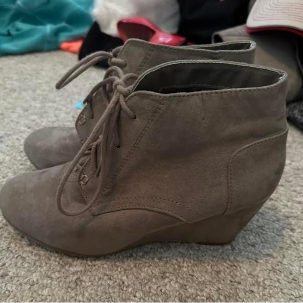 Tie booties